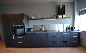 Modern Apartment Hosted By Ll